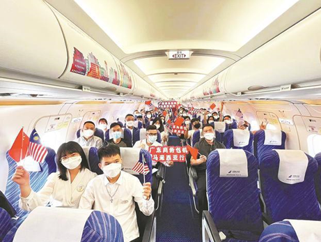 Representatives of enterprises in south China's Guangdong province fly to Kuala Lumpur, Malaysia via a charter flight from Guangzhou, capital of Guangdong province, Oct. 30, 2022. (Photo from ycwb.com) 