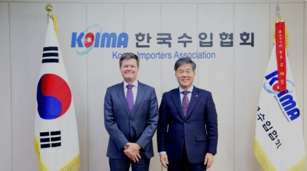 KOIMA Chairman Kim Byung-kwan(right) and Chilean Amb. Mathias Francke pose for the camera at the KOIMA office in Seoul on Dec. 22, 2022.