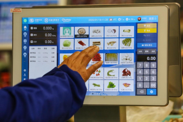 Photo shows a smart scale with a touchscreen in an intelligent market in Anyuan district, Pingxiang, east China's Jiangxi province. (Photo by Li Guidong/People's Daily Online)