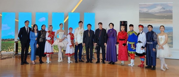 몽골 전시회에 참석한 에르덴촉트 사랑토고스 주한 몽골 대사(왼쪽부터 10번째)가 참석한 내빈들과 기념촬영을 하고 있다.