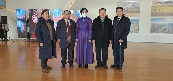 에르덴촉트 사랑토고스 대사(가운데)와 전시회에 참여한 주요 한국 관객들