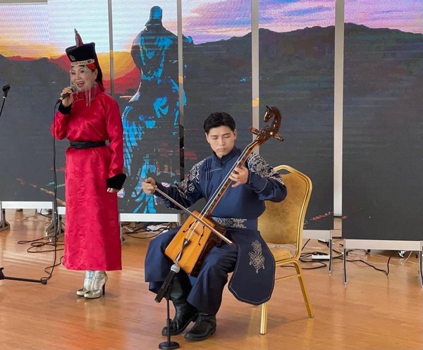 몽골 출신의 한 여성 가수가 몽골 전통 악기 마두금와 함께 몽골 노래를  선보인다.