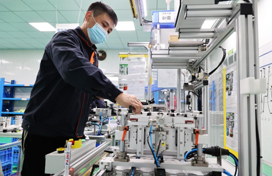 Spare parts of new energy vehicles are manufactured in a workshop of company in Shapingba district, southwest China's Chongqing municipality, Oct. 10, 2022. (Photo by Sun Kaifang/People's Daily Online) 
