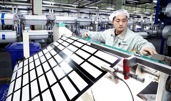 An employee of Cybrid Technologies in Suzhou, east China's Jiangsu province manufacturers solar panels to be exported. The company, which owns independent technologies, standards and production lines, sells solar panels to a number of global destinations. It's global market share reached 26.8 percent in 2021. (Photo by Hua Xuegen/People's Daily Online)