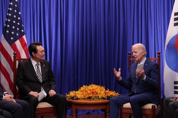 President Yoon Suk-yeol (left) and U.S. President Joe Biden hold a Korea-U.S. summit at a hotel in Phnom Penh, Cambodia, on Nov. 13, 2022.