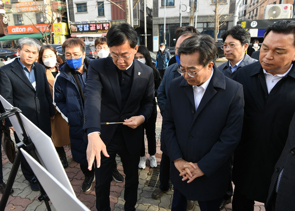 이민근 시장이 지난 11월 29일 다문화특구를 방문해 김동연지사에게 원곡동 스트리트몰 및 주차장 건립사업에 대해 브리핑하고 있다.