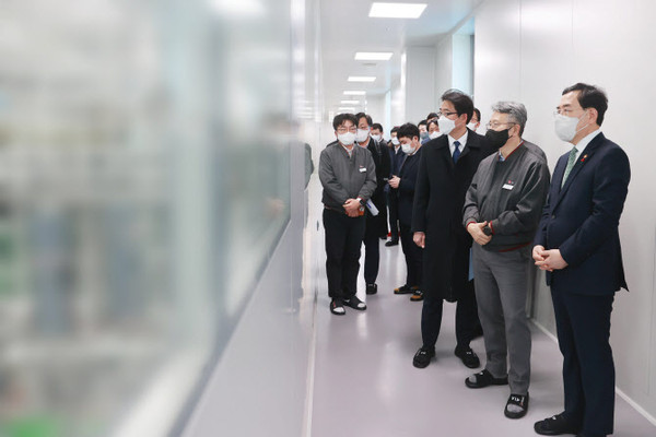 Trade, Industry and Energy Minister Lee Chang-yang (far right) visits the Osong plant of LG Chem in Heungdeok-gu, Cheongju, North Chungcheong Province on Jan. 3, 2023.