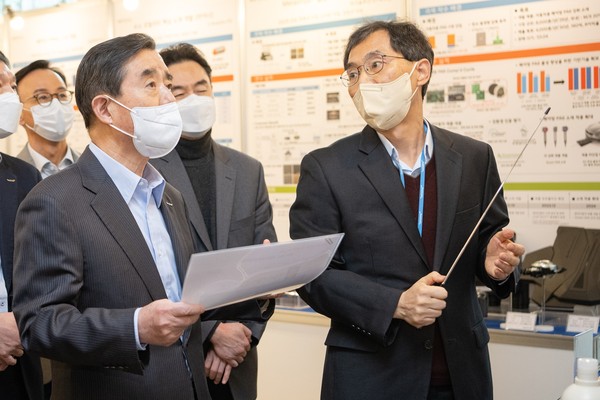 김윤 삼양홀딩스 회장이 '삼양 이노베이션 R&D페어'에서 R&D 전략 과제 전시를 살펴보고 있다.