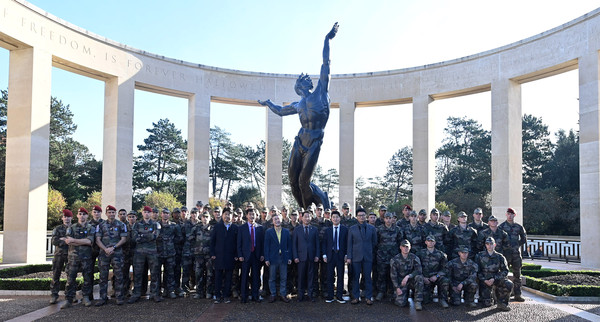 Incheon Mayor Yoo Jeong-bok and other visiting members from Incheon City are taking photos with French troops at the U.S. military cemetery and memorial hall in Normandy, France, on Nov. 13. (local time).