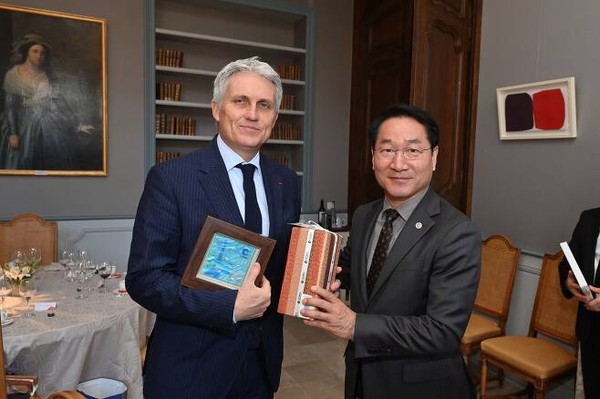 Incheon Mayor Yoo Jeong-bok is exchanging souvenirs with Caen Mayor Joel Bruno at the Caen City Hall in Normandy, France on Nov. 13 (local time).