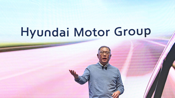 Chung Eui-sun, Executive Chair of Hyundai Motor Group, delivers a speech at a New Year town hall meeting on Jan. 3 at its Namyang R&D Center.