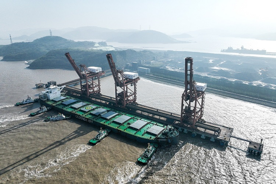 A bulk carrier from the port of Itaguai, Brazil docks at a terminal in Putuo district, Zhoushan, east China's Zhejiang province, December 2022. The vessel will visit the Taicang port of Jiangsu province after 92,134 tons of ore fines is unloaded from it. (Photo by Yao Feng/People's Daily Online