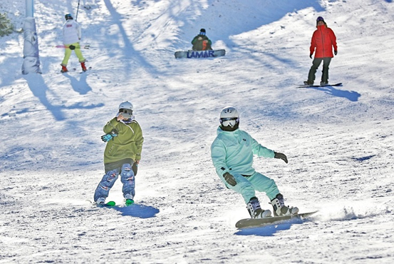 Photo shows people skiing in a ski resort in Qinhuangdao, north China's Hebei province, December 2022. Qinhuangdao has vigorously developed the "ice industry" over the recent years, utilizing its winter tourism resources to boost economic development. (Photo by Cao Jianxiong/People's Daily Online)