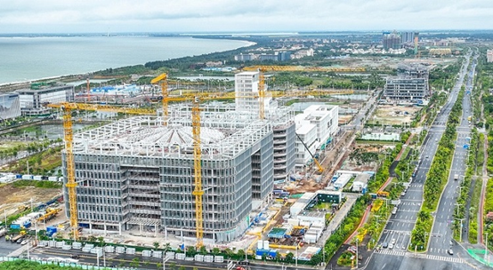 The headquarters of the Bank of Hainan in Haikou, south China's Hainan province is under construction, November 2022. (Photo by Zhang Mao/People's Daily Online) 