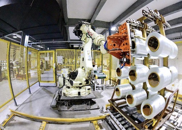 Photo taken on April 19, 2022 shows an intelligent mechanical arm working in a workshop of a company based in Ganzhou, east China's Jiangxi province. (Photo by Zhu Haipeng/People's Daily Online)