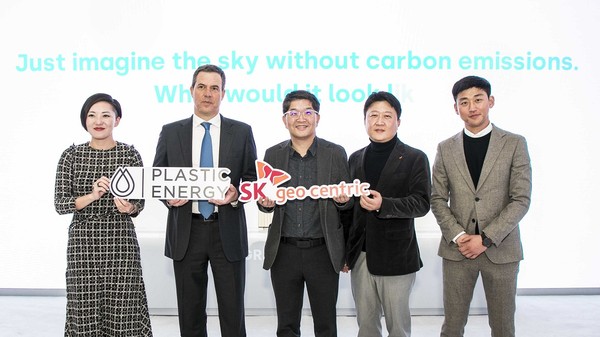 Key officials from SK Geo Centric and Plastic Energy are taking a commemorative photo at the SK Group pavilion exhibited at CES 2023 in the US. (From left) Head of Corporate Development Ying Staton, Plastic Energy Chief Commercial Officer Bruno Guillon, CEO of SK Geocentric Na Kyung-soo, Leader of SK Geo Centric Green Business Group Lee Jong-hyuk.