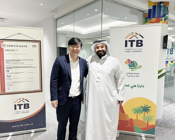 Norma CEO Jung Hyeon-cheol (left) and Abdulrahman Alkraida, senior OT cyber security engineer of ITB, are taking a commemorative photo after signing the MOU.
