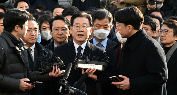 Main opposition Democratic Party leader Lee Jae-myung speaks to reporters at the Suwon District Prosecutors' Office in Gyeonggi Province on Jan. 10.
