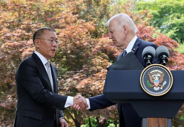 U.S. President Joe Biden (right) is shaking hands with Hyundai Motor Group Chairman Chung Eui-sun during his visit to Korea in May, 2022.