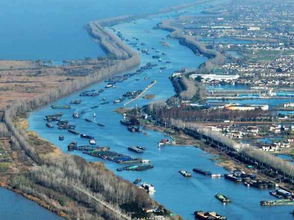 Cargo vessels navigate a section of the Grand Canal in Yangzhou, east China's Jiangsu province, Dec. 18. The Grand Canal connects Beijing and Hangzhou, east China's Zhejiang province. (Photo by Meng Delong/People's Daily Online)