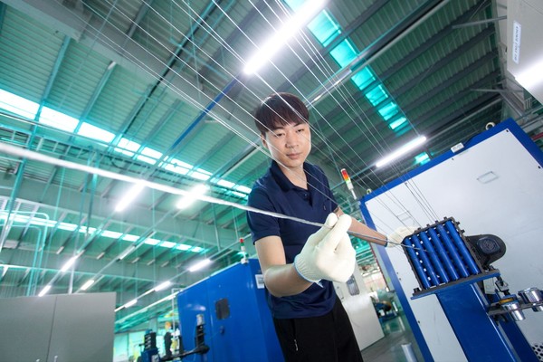 LS전선 공장에서 직원이 알루미늄 전선을 생산하고 있다.