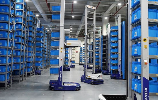 Automated devices, including 4-way shuttle movers and automated guided vehicles, work in a warehouse of an international logistics center in Haikou Integrated Free Trade Zone, south China's Hainan province, November 2022. (Photo by Zhang Junqi/People's Daily Online)