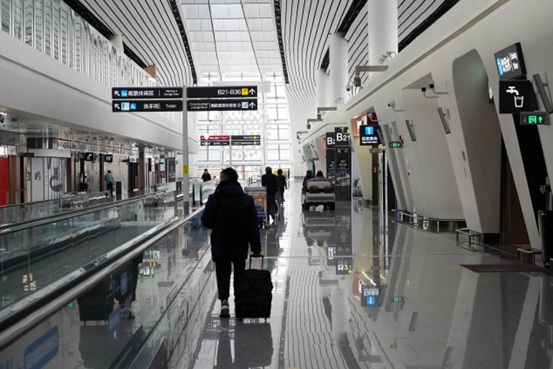 Passengers walk at Beijing Daxing International Airport on Nov. 19, 2022. (Photo by Liu Huaiyu/People's Daily Online)