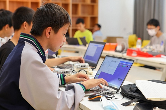Students join a programing competition in Deqing county, Huzhou, east China's Zhejiang province, November 2022. (Photo by Cai Jun/People's Daily Online) 