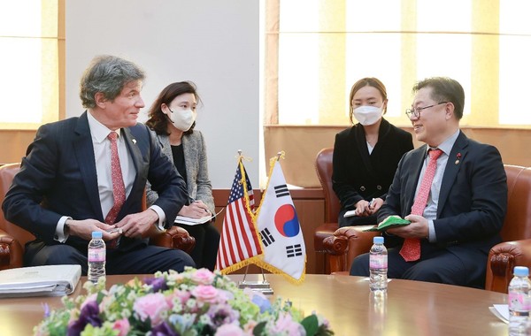 Trade, Industry and Energy 2nd Vice Minister Park Il-jun (right) holds a meeting with visiting U.S. Under Secretary for Economic Growth, Energy, and the Environment Jose W. Fernandez (left) on January 10 at the Government Complex Building in Seoul to discuss cooperation in critical minerals, energy resources, exports and investment.