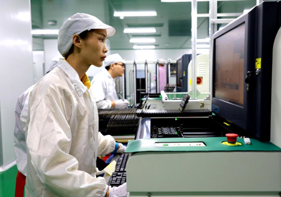 Workers produce 5G communication modules and terminals in a digital workshop of a tech firm in Quannan county, Ganzhou, east China's Jiangxi province, May 31, 2022. (Photo by Yin Qiqi/People's Daily Online)