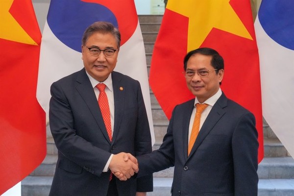 Korean Foreign Minister Park (left) shakes hands with his Vietnamese counterpart, Foreign Minister Bui Thanh Son of Viet Nam at the time of their talks in Hanoi on Oct. 18, 2022.