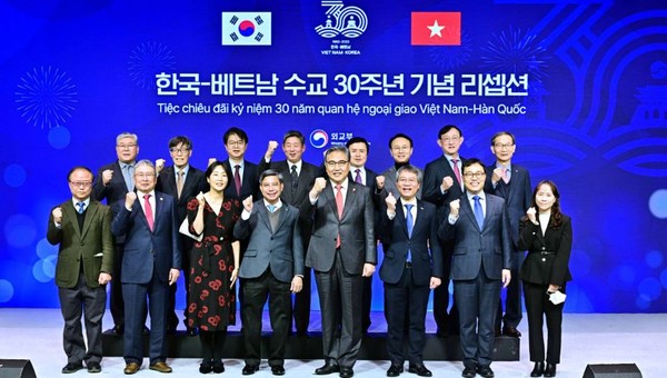 Korean Foreign Minister Park (fifth from left, front row) and Vietnam’s Ambassador Nguyen Vu Tung of Viet Nam in Seoul (sixth from left, front row) pose for the camera with other participants during a ceremony held to celebrate the 30th anniversary of diplomatic relations at the Four Seasons Hotel in Seoul on Dec. 22, 2022.
