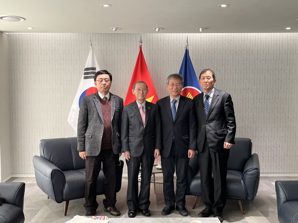 Ambassadpr Nguyen of Viet Nam in Seoul and Publisher-Chairman Lee of The Korea Post media (third and second from left, respectively) pose for the cameria with Executive Vice Chairman Choe Nam-suk of The Korea Post (right) and Managing Editor Kevin Lee.