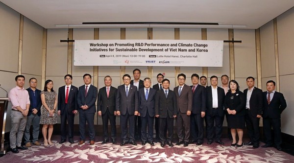 To participate with the Workshop including Dr In-hwan Oh, President of GTCK; Dr. Kum Dongwha, President of Vietnam-Korea Institute of Science and Technology (VKIST), and many Specialists from GTCK, Institutes, Universities and Representative of Ministry of Science and Technology.
