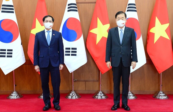 South Korean Foreign Minister Chung Eui-yong (R) and his Vietnamese counterpart, Bui Thanh Son, pose for a photo after their meeting at the foreign ministry in Seoul on Feb. 10, 2022. 