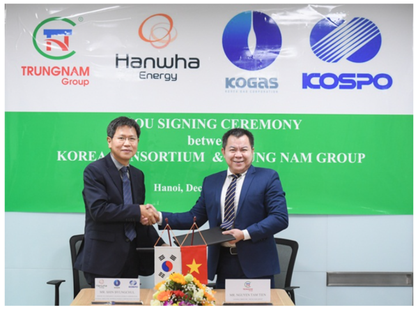 Shin Byungchul, vice president of Hanwha Energy Corporation representing Korea Consortium and Nguyen Tam Tien, general director of Trungnam Group at the MOU signing ceremony between Korea Consortium and Trungnam Group. Photo: Nangluongvietnam