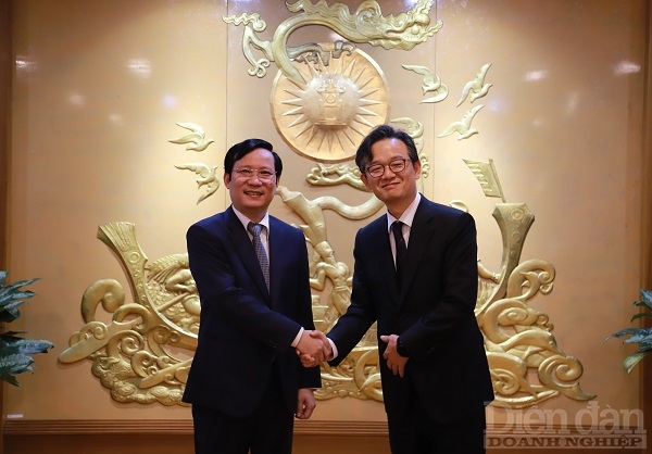  At the recent meeting between VCCI President Pham Tan Cong and KCCI Chief Representative in Vietnam Yun Ok Hyon, the two sides put forth recommendations to promote investment cooperation of the Korean business community in Vietnam in a new context. (Photo courtesy Dien Dam)