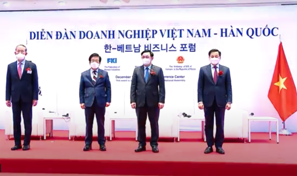 National Assembly Chairman Vuong Dinh Hue and Park Byung-seok (2nd from left), the speaker of the National Assembly of the Republic of Korea, pose for the camera at the Vietnam - South Korea Business Forum. 