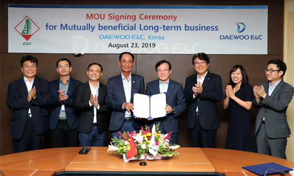 Daewoo E&C and Vietnam builder CC1 officials pose for a photo after signing a business agreement in Seoul on Aug. 23, 2019. 