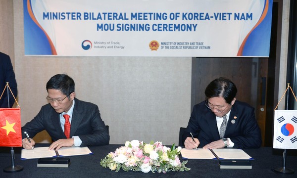 Vietnamese Minister of Industry and Trade Tran Tuan Anh and his Korean counterpart Sung Yun-mo sign an MOU at the Minister Bilateral Meeting of Korea and Vietnam.