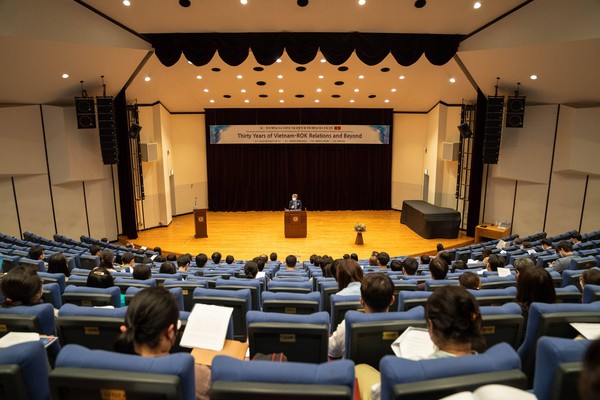 In commemoration of the 30th anniversary of diplomatic relations between Korea and Vietnam, an invited lecture by Vietnam Ambassador Nguyen Vu Tung to Korea was held on May 18 hosted by the Department of Oriental History at Seoul National University and organized by the College of Humanities.