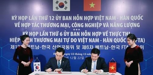 Minister of Trade, Industry and Energy Lee Chang-yang (2nd from left) and his Vietnamese counterpart Nguyen Hong Dien (2nd from right) sign minutes on enhanced trade and investment in Hanoi on Dec. 22, 2022.