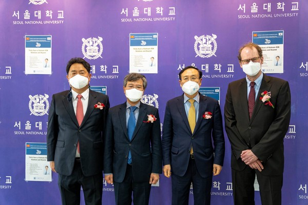 The Photo shows, from the left, Lee Suk-jae, Dean of the College of Humanities, Vietnam Ambassador Nguyen Vu Tung to Korea, Oh Se-jeong, President of Seoul National University, and Martin Grossheim, associate professor of Oriental History at the College of Humanities.