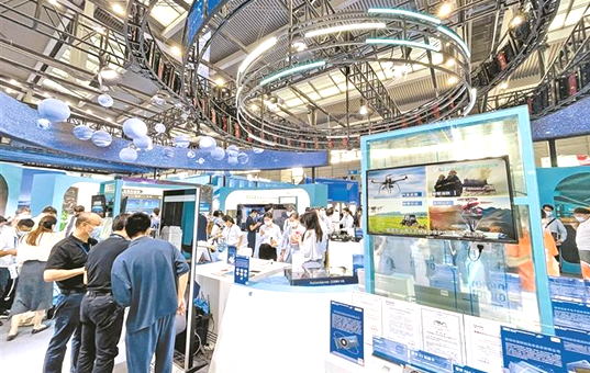 Participants attend the 24th China Hi-Tech Fair (CHTF) in Shenzhen, south China's Guangdong province. (Photo/Shenzhen Special Zone Daily)