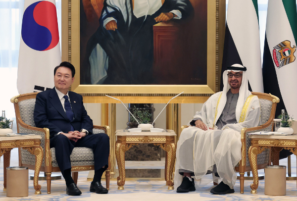 President Yoon Suk-yeol (left), who is on a state visit to the United Arab Emirates (UAE), talks with President Mohamed bin Zayed Al Nahyan of the UAE at the Abu Dhabi Presidential Palace on Jan. 15 (local time).