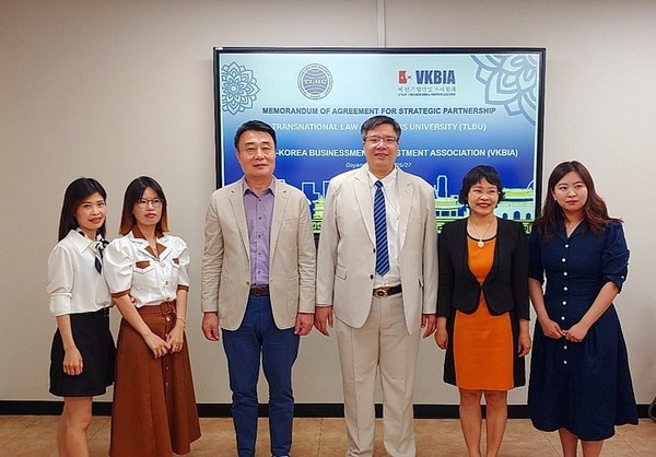 베트남-한국기업인투자협회와 한국국제법무대학교 대표들이 협약식에 참석하고 있다.(사진:베트남 공산당)