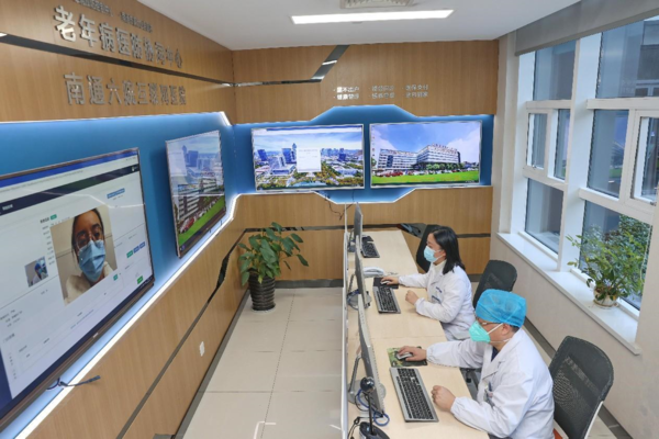 Doctors of the Sixth People's Hospital of Nantong, east China's Jiangsu province, which set up the first internet hospital in the city, offer online medical services, Dec. 14, 2022. (Photo by Xu Congjun/People's Daily Online)