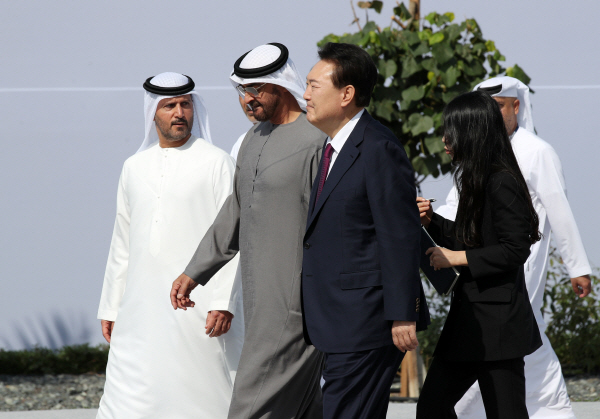 President Yoon Suk-yeol (third from left), who is on a state visit to the United Arab Emirates (UAE), and UAE President Mohammed bin Zayed bin Sultan Al-Nahyan (second from left) walk toward the launch ceremony of the Barakah Nuclear Power Plant 3 on Jan. 16.