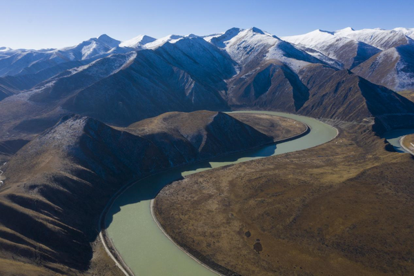 Photo taken on Nov. 9, 2020 shows a curving section of the Yellow River in Muxihe township, Maqu county, Gannan Tibetan autonomous prefecture, northwest China's Gansu province. (Photo by Jiang Aiping/People's Daily Online)