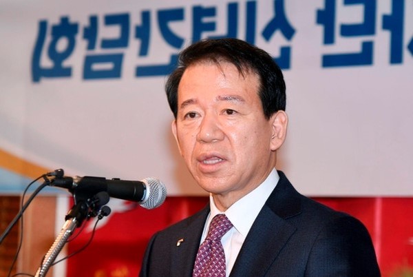 Chairman Seo Yoo-seok of the Financial Investment Association, speaks at a press conference in Yeouido, Seoul on Jan. 17.